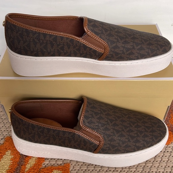 Michael Kors TEDDI SLIP ON
MK SIGNATURE SM
Platforms - Sneakers - Picture 2 of 16